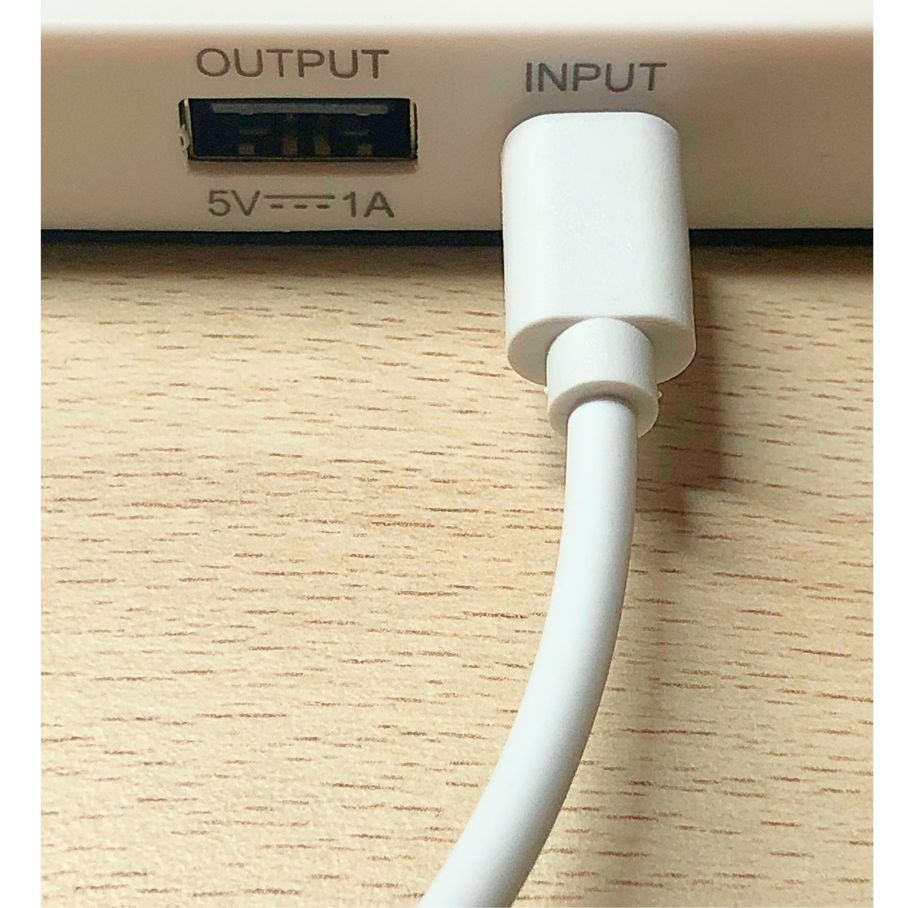 ordon Câble USB A mâle / micro USB type B, branché sur la lampe USB 